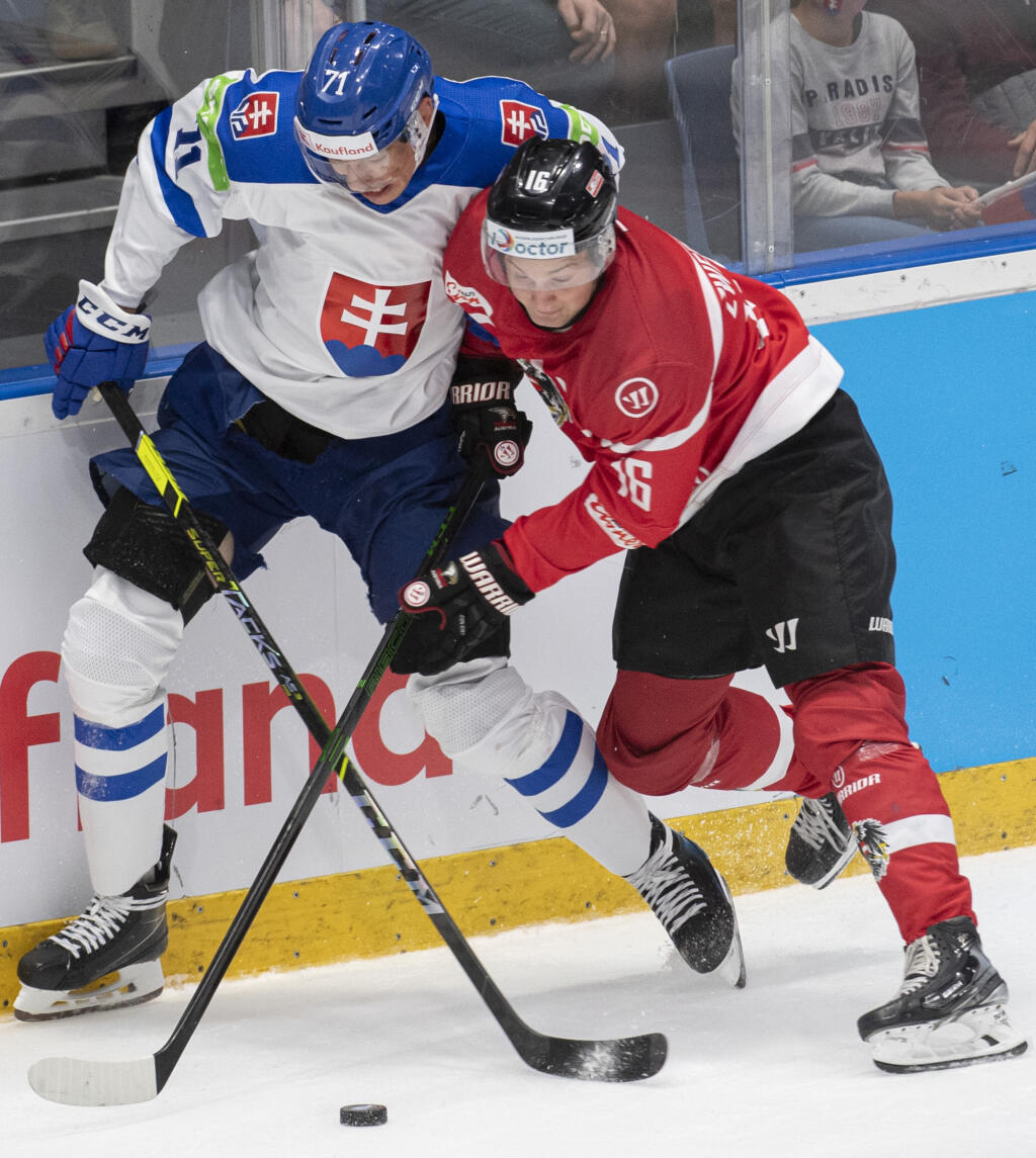 Na snímke vľavo Marek Ďaloga (Slovensko) a vpravo Dominic Zwerger (Rakúsko) počas zápasu D-skupiny olympijskej kvalifikácie na ZOH v Pekingu Rakúsko - Slovensko 26. augusta 2021 v Bratislave. FOTO TASR - Martin Baumann
