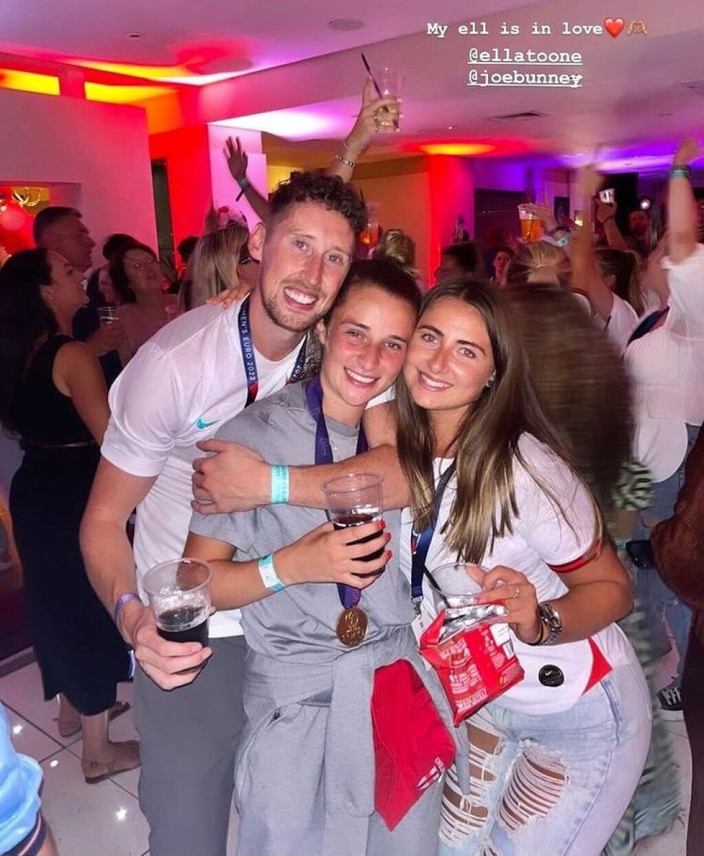 Ella Toone a Joe Bunney sú zamilovaní až po uši a dosvedčujú to aj fotky z after párty po výhre. Oslava ale pokračuje aj po týždni. A to v spoločnom objatí. Párik sa od seba nevie odtrhnúť.