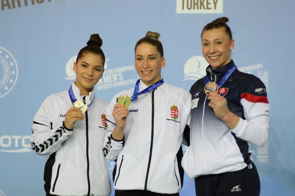 Barbora Mokošová (vpravo) obhajuje na európskom šampionáte historický úspech.
