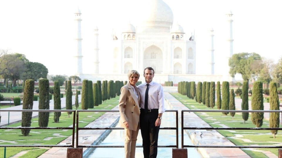 Emmanuel Macron a Brigitte navštívili aj legendárnu stavbu Taj Mahal. Prezidentovi sa podaril módny prešľap.