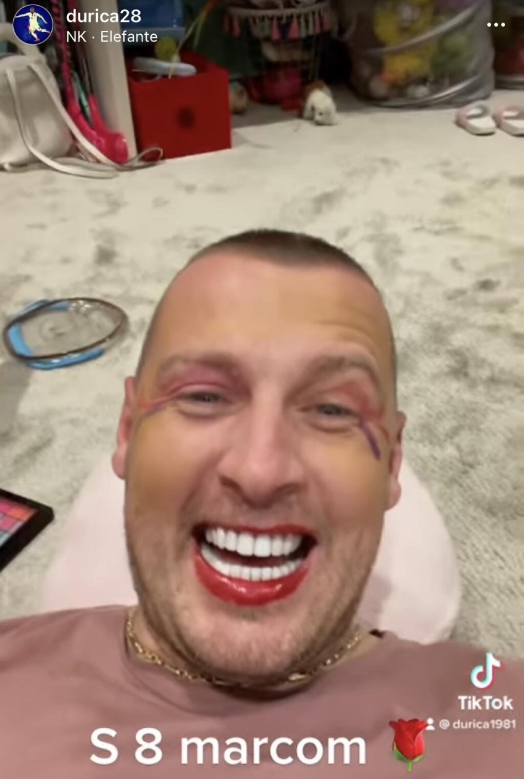 Bývalý futbalista Ján Ďurica sa na MDŽ poriadne vybláznil s dcérou Ninkou a nechal sa namaľovať.