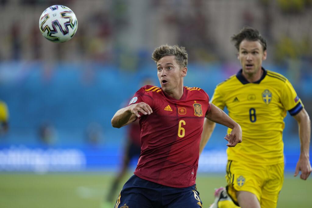 EBE 43 Sevilla - Na snímke vľavo hráč Španielska Marcos Llorente a hráč Švédska Albin Ekdal v zápase E-skupiny na majstrovstvách Európy vo futbale Španielsko - Švédsko v španielskej Seville 14. júna 2021. FOTO TASR/AP
Spain's Marcos Llorente, left, challenges for the ball with Sweden's Albin Ekdal during the Euro 2020 soccer championship group E match between Spain and Sweden at La Cartuja stadium in Seville, Monday, June 14, 2021. (AP Photo/Thanassis Stavrakis, Pool)