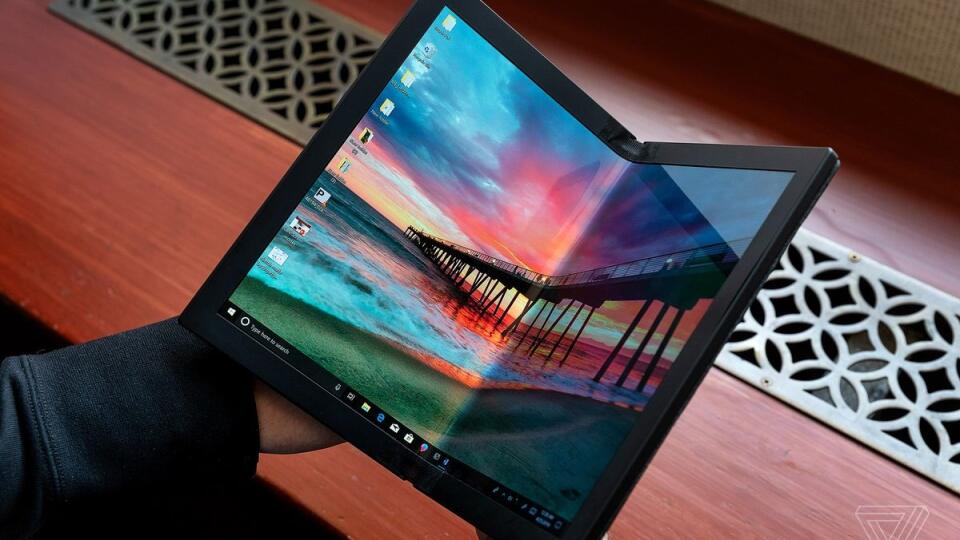 Lenovo notebook s ohybným displejom ako kniha