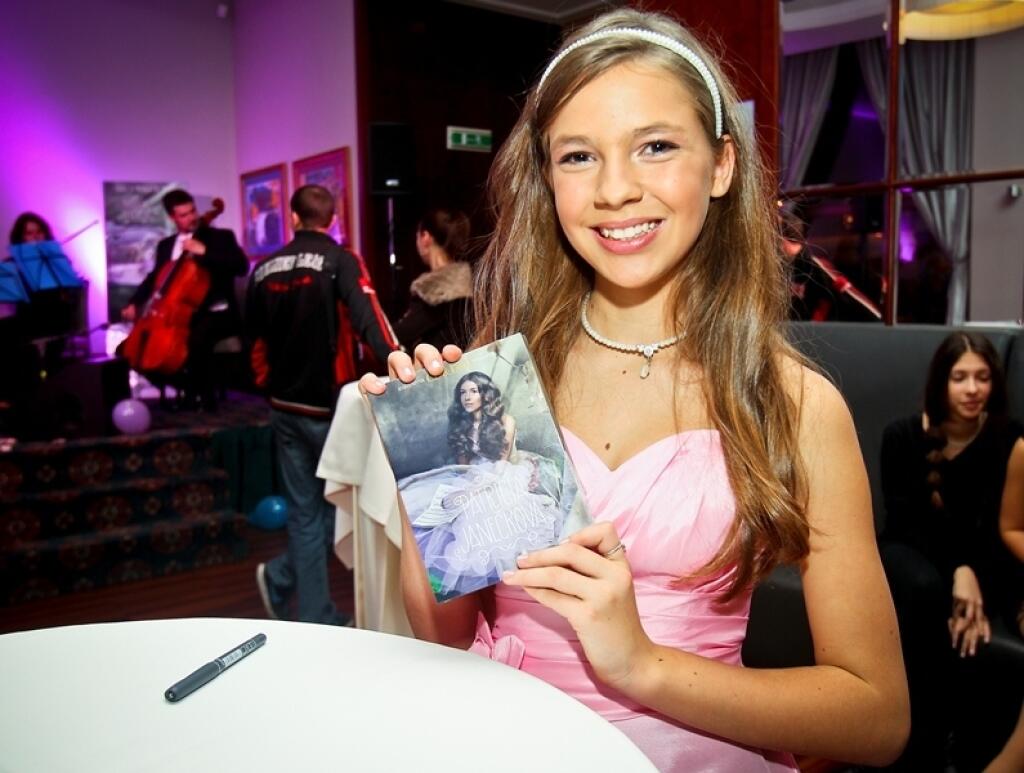 Operná speváčka Patrícia Janečkova so svojím prvým CD a DVD.