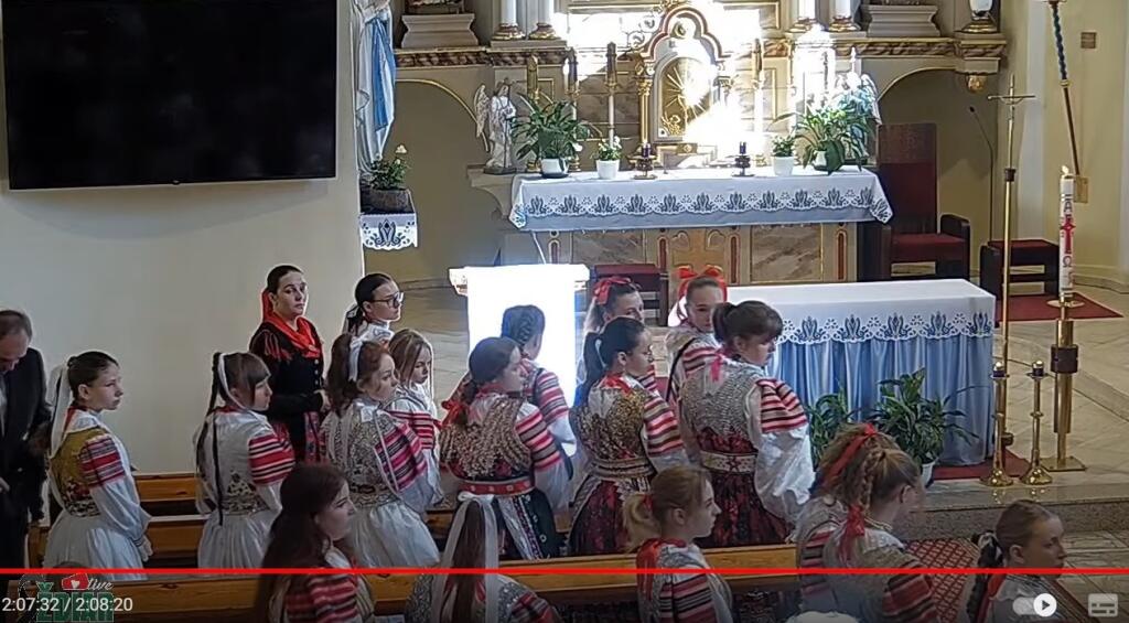Marekovi priatelia sa obliekli do goralských krojov.