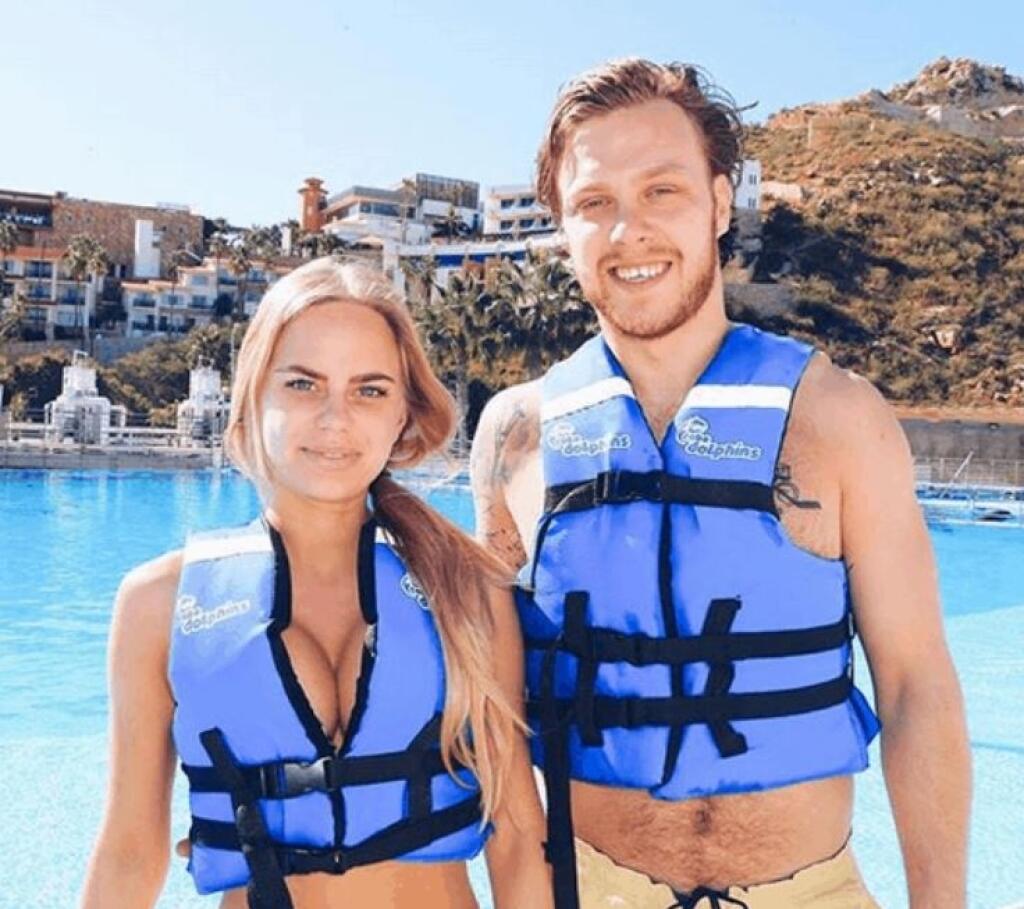 Švédska priateľka českého hokejistu Davida Pastrňáka Rebecca je poriadna dračica a môže sa pochváliť sexi krivkami. Tie predviedla aj na festivale v Karlových Varoch.
