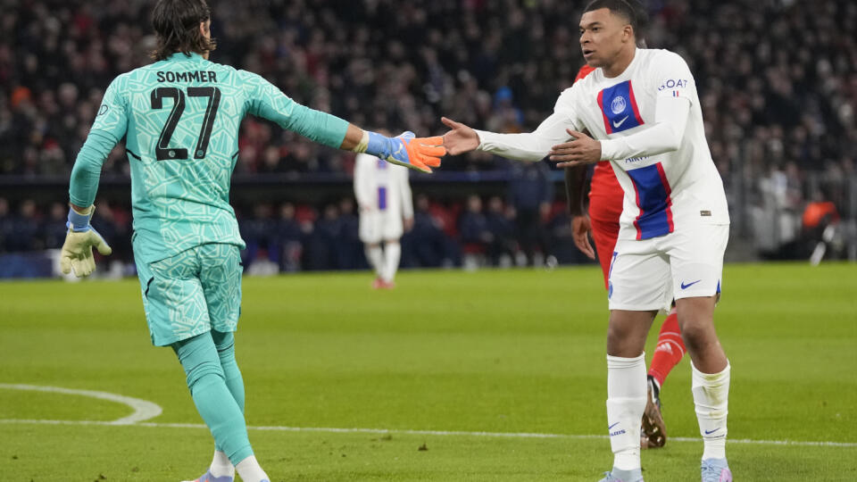 EBE 49 Mníchov - Na snímke vľavo brankár Bayernu Yann Sommer a vpravo hráč PSG Kylian Mbappe si podávajú ruky po strete v odvete osemfinále Ligy majstrov vo futbale Bayern Mníchov - Paríž Saint-Germain v Mníchove 8. marca 2023. FOTO TASR/AP
Bayern's goalkeeper Yann Sommer, left, touches hands with PSG's Kylian Mbappe during the Champions League group round of 16 second leg soccer match between Bayern Munich and Paris Saint Germain at the Allianz Arena in Munich, Germany, Monday, March 8, 2023.