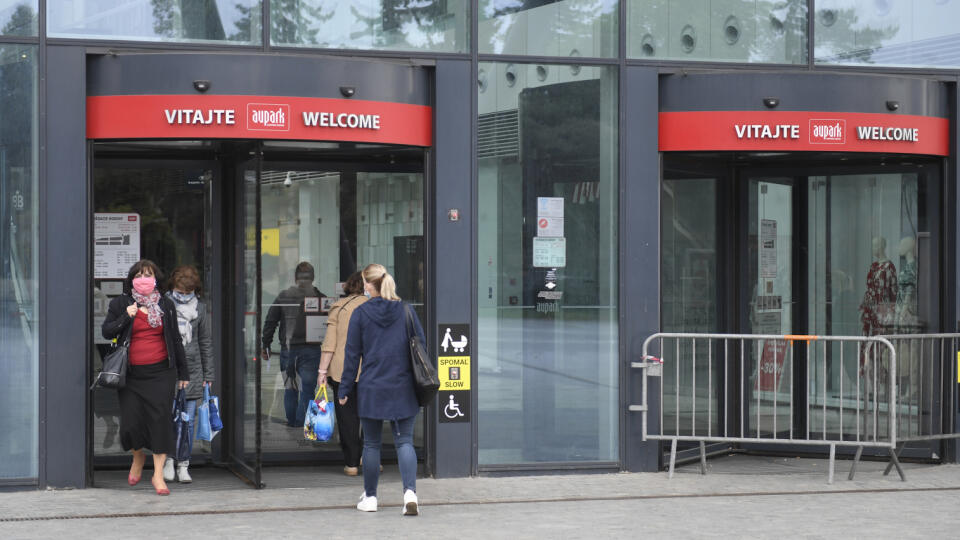 Obchodné centrum Aupark v Košiciach je otvorené, väčšina prevádzok je v ňom zatvorených, len niektoré sú otvorené. Na lavičky je zákaz sadania, na poschodie sa taktiež po schodoch nedá dostať. Košice, 5. mája 2020. FOTO TASR – František Iván