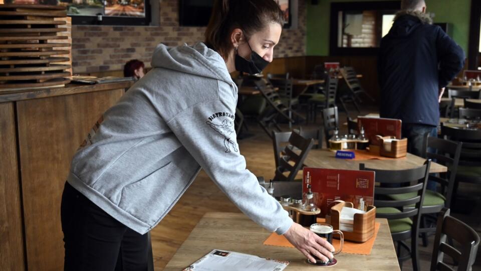 Na snímke čašníčka v otvorenej reštaurácii Domček Ťahanovce v Košiciach v utorok 8. decembra 2020. Napriek zákazu majitelia otvorili brány svojich podnikov. Ide o reštaurácie, kaviarne aj bary po celom Slovensku. Najviac ich otvoria pravdepodobne v Košiciach. Do Iniciatívy Bojujeme za naše gastro sa tu zapojí najmenej 40 prevádzok. FOTO TASR - Roman Hanc