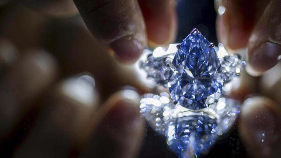 Žiarivo modré diamanty s hmotnosťou viac ako desať karátov sú extrémne vzácne.