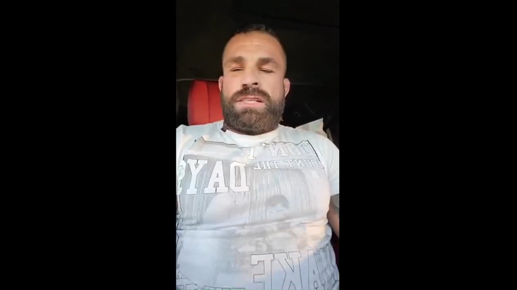 Samozrejme, že obhájiť sa musel aj Karlos, ktorý vo videu na Instagrame Riku dourážal a poprel, že ju pozná. Nazval ju bláznivým deckom, ktoré chodí sfetované po uliciach a predáva sa za 3 koruny.