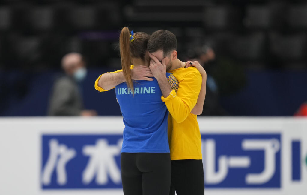 Namiesto umeleckých kostýmov nastúpili Ukrajinci Oleksandra Nazarovová a Maksym Nikitin v tričkách ich reprezentačných farieb, teda modrej a žltej