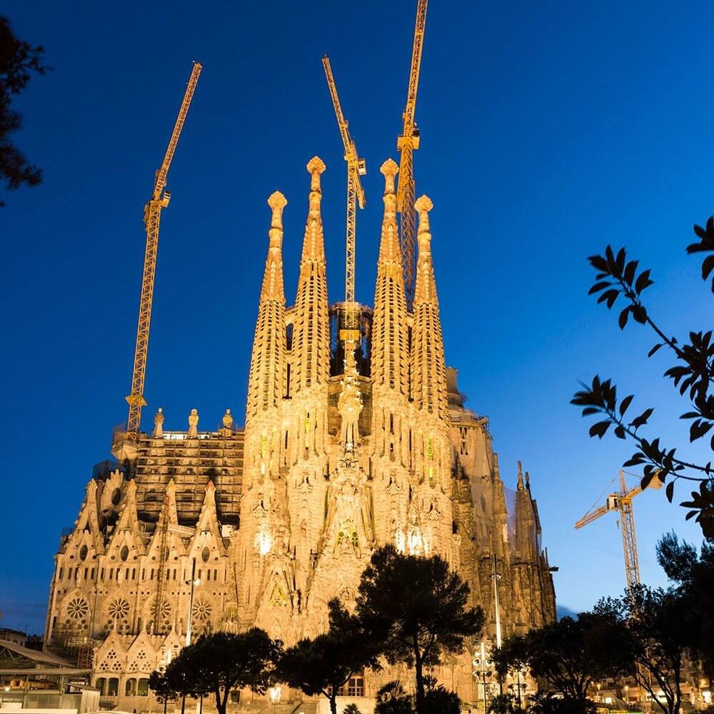 Nedokončená Sagrada Familia je jednou z najznámejších pamiatok katalánskej Barcelony.