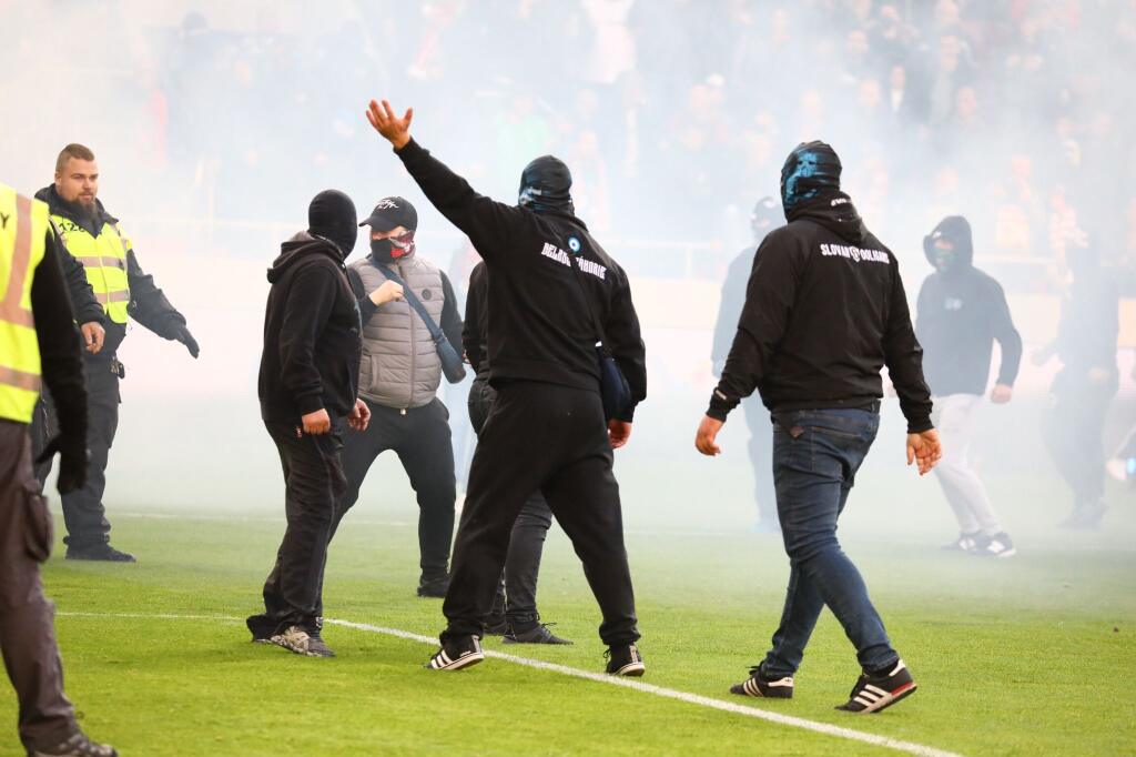 Šokujúce zábery z derby medzi Spartakom Trnava a Slovanom Bratislava. Fanúšikovia sa vtrhli na hraciu plochu a bili sa hlava nehlava.