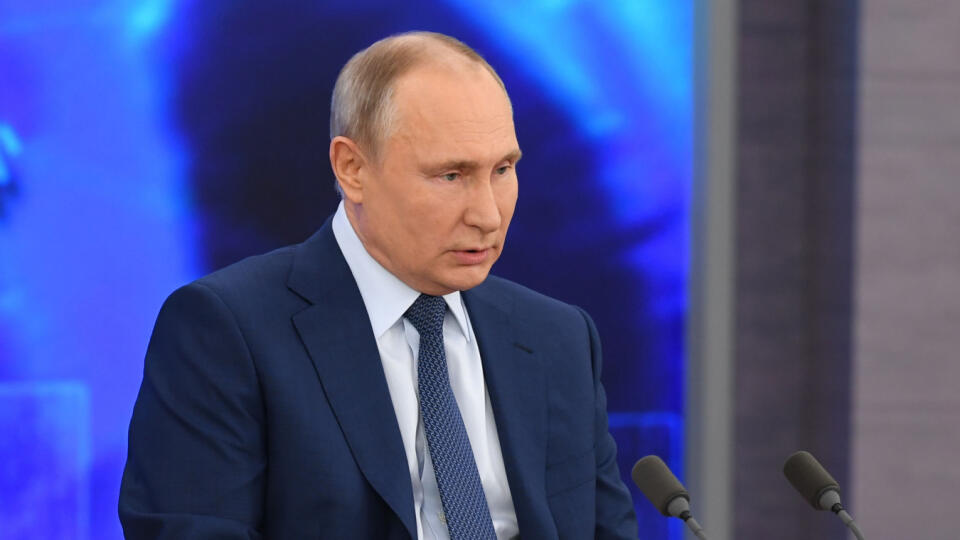 JB 23 Moskva - Ruský prezident Vladimir Putin počas video výročnej tlačovej konferencie v Moskve 17. decembra 2020. Tento rok však bude mať pre koronavírusovú pandémiu podobu videokonferencie. FOTO TASR/AP
Russian President Vladimir Putin speaks via video call during a news conference in Moscow, Russia, Thursday, Dec. 17, 2020. This year, Putin attended his annual news conference online due to the coronavirus pandemic. (Aleksey Nikolskyi, Sputnik, Kremlin Pool Photo via AP)