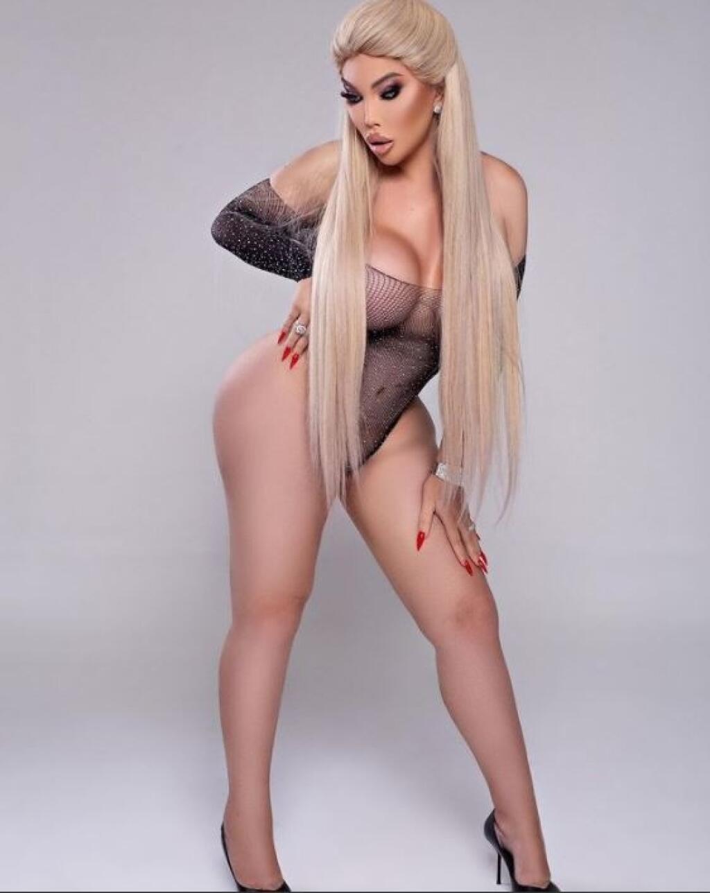 Aj, keď sú dominantou fotografií jej obrovské prsia, o niečo horší je pohľa...