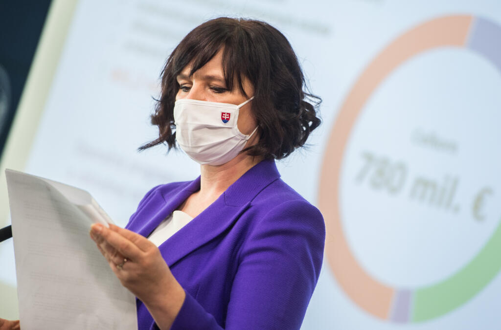 Na snímke podpredsedníčka vlády a ministerka investícií, regionálneho rozvoja a informatizácie (MIRRI) SR Veronika Remišová (Za ľudí) počas brífingu s novinármi na tému návrhu na prerozdelenie prostriedkov z protikrízového eurofondového balíka REACT-EU v Bratislave v piatok 26. februára 2021 FOTO TASR - Martin Baumann