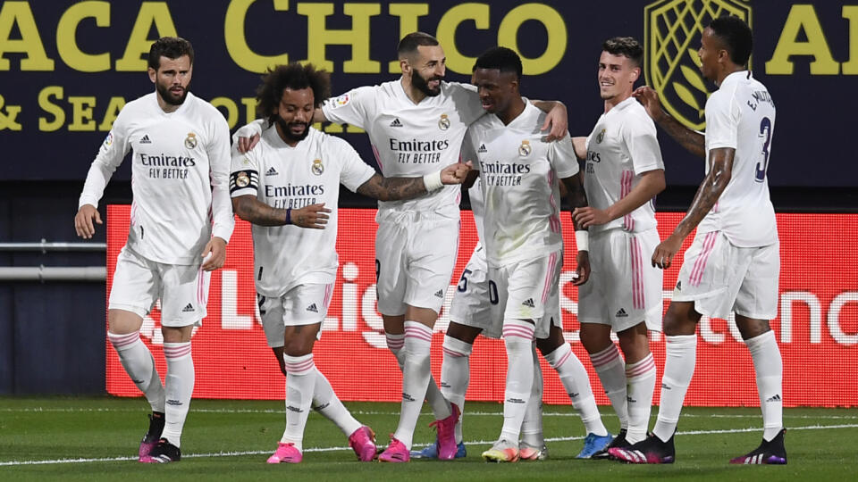 WA 23 Cadiz - Futbalista Realu Madrid Karim Benzema (tretí vľavo) sa teší so spoluhráčmi po strelení gólu v zápase 32. kola španielskej La Ligy Cadiz CF - Real Madrid v Cadize v stredu 21. apríla 2021. FOTO TASR/AP
Real Madrid's Karim Benzema, third left, celebrates with teammates after scoring the opening goal during the Spanish La Liga soccer match between Cadiz and Real Madrid at the Ramon Carranza stadium in Cadiz, Spain, Wednesday, April 21, 2021. (AP Photo/Jose Breton)