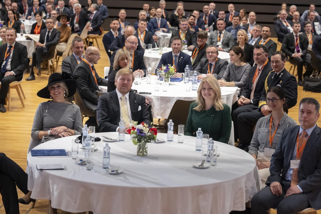 Na snímke zľava holandská kráľovná Maxima, kráľ Viliam-Alexander a prezidentka SR Zuzana Čaputová počas otvorenia Slovensko-holandského biznis fóra „Future Is Now“ v Zimnej jazdiarni v areáli Bratislavského hradu 8. marca 2023 v Bratislave. FOTO TASR - Pavel Neubauer