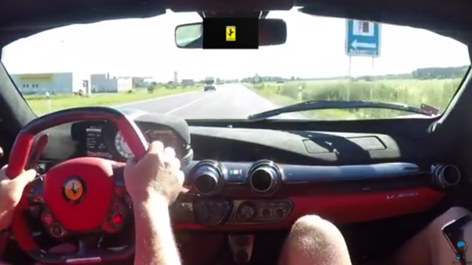 Šialenú jazdu predviedol vodič Ferrari na cestách východného Slovenska.