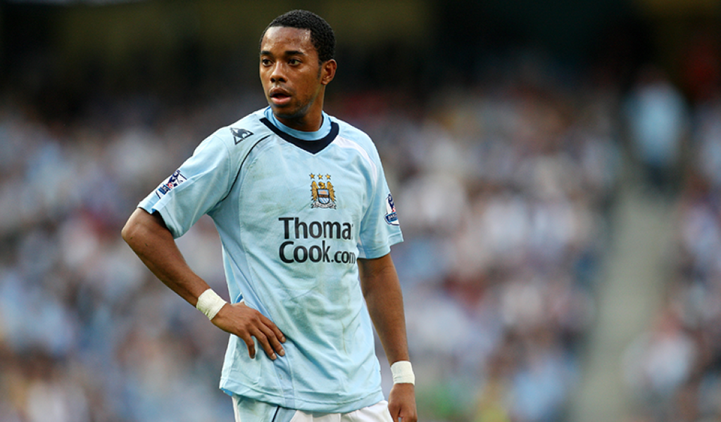 Brazílsky futbalista Robinho skončil v materskom klube FC Santos iba týždeň po podpise zmluvy. Dôvodom bol tlak verejnosti v súvislosti s jeho odsúdením za účasť na hromadnom znásilnení mladej ženy v Taliansku roku 2013