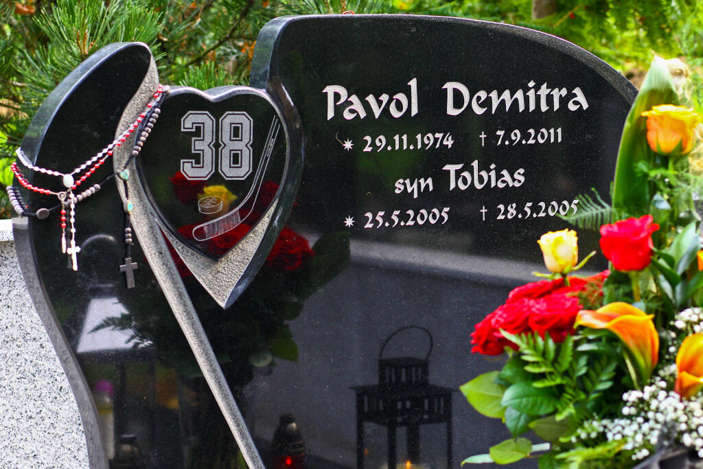 Na snimke miesto posledneho odpocinku tragicky zosnuleho slovenskeho hokejistu, Pavla Demitru, ktory zahynul spolocne s celym timom Lokomotivu Jaroslavl pri pade lietadla 7.9.2011.