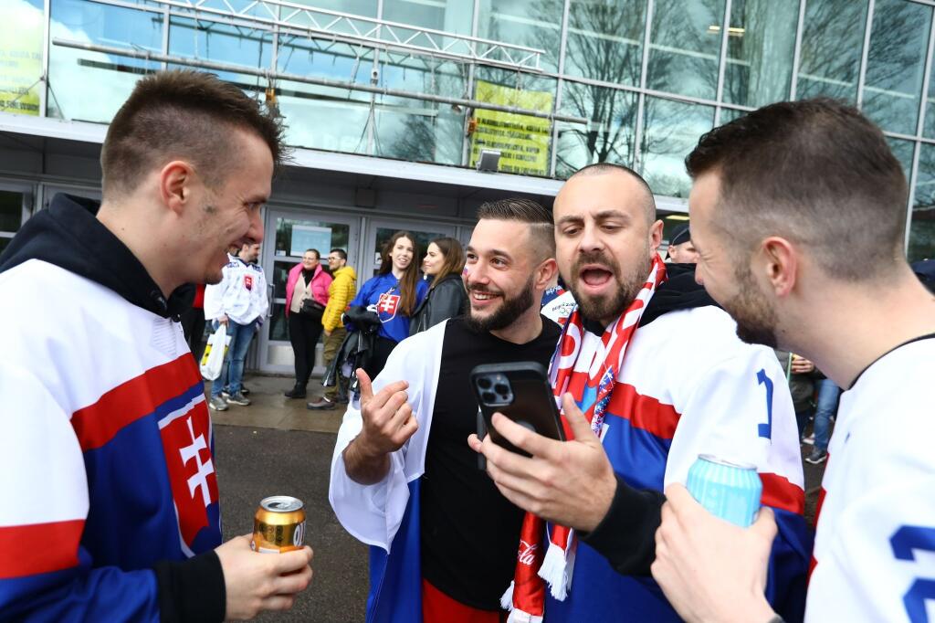 Slovákov tak hnal dopredu len skromnejší počet fanúšikov, ktorých sa už hodinu pred úvodným buly zišlo pred halou asi päťsto.