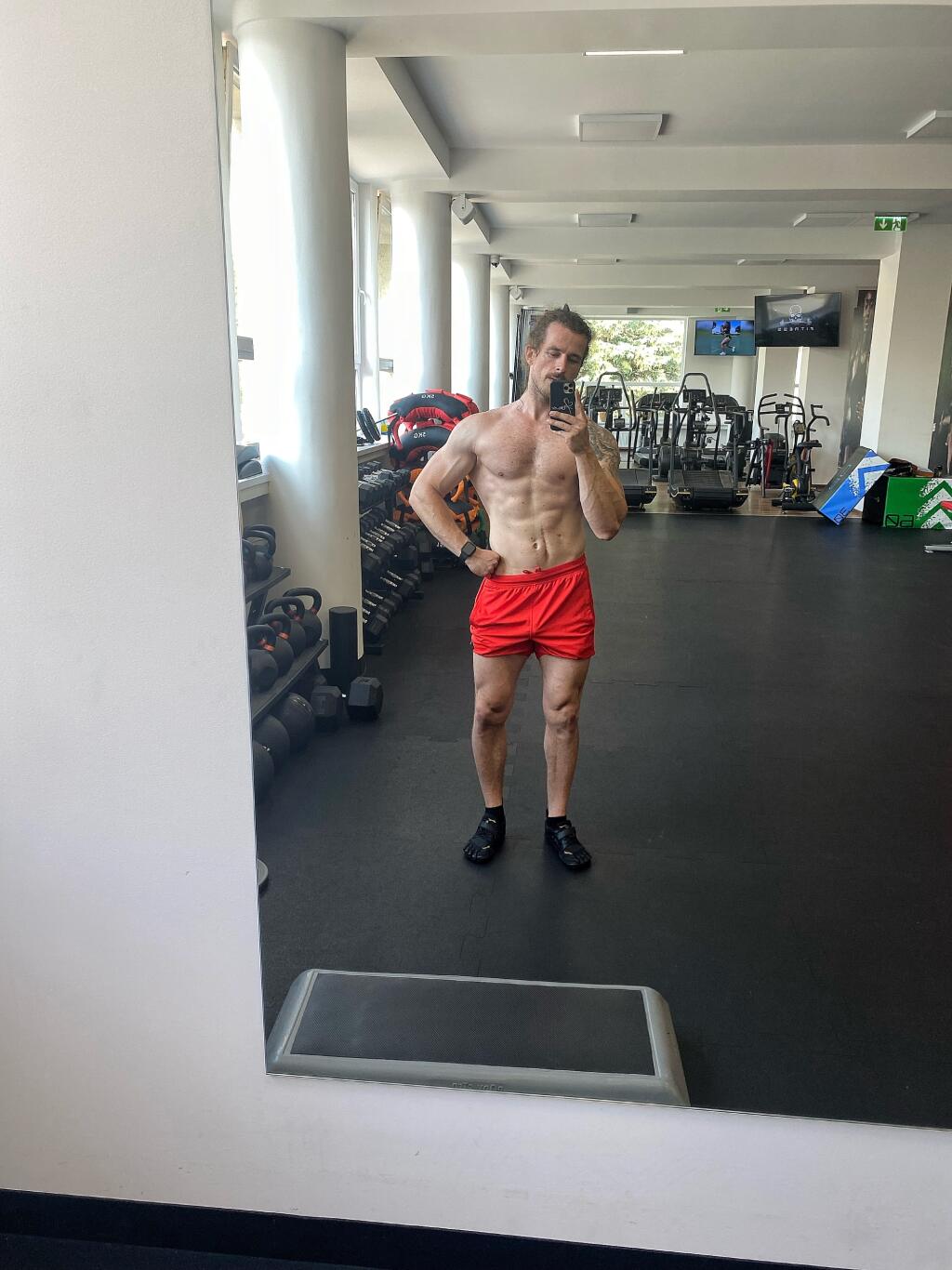 Denno-denný tréning je súčasťou Adamovho života už dlhé roky. Najmä vďaka tomu má postavu, za ktorou sa obhliadne nejedna žena.