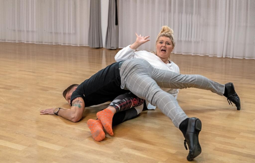 Na snimke komicka Eva Kramerova a tanecnik Lukas Hojdan pocas treningu v ramci tanecnej sutaze TV Markiza Lets Dance.