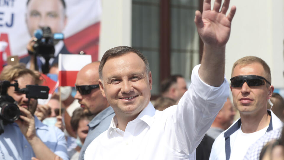KK34 Serock - Na archívnej snímke zo 17. júna 2020 poľský prezident Andrzej Duda máva svojim priaznivcom počas kampane v poľskom meste Serock. Za znovuzvolenie poľského prezidenta Andrzeja Dudu chce v prvom kole prezidentských volieb hlasovať 40 percent respondentov prieskumu inštitútu verejnej mienky Kantar uskutočneného pre súkromné televízne kanály TVN a TVN 24. Prezidentské voľby sa v Poľsku budú konať v nedeľu 28. júna. Ak nijaký z kandidátov nezíska nadpolovičnú väčšinu hlasov, bude sa 12.