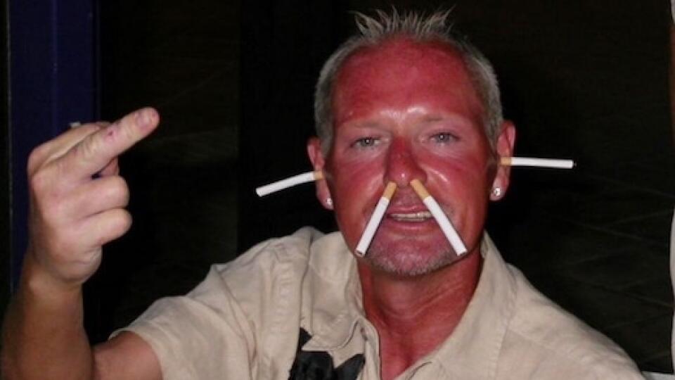 Legendárny Angličan Paul Gascoigne patrí k najkontroverznejším postavám svetového futbalu. Okrem alkoholu, kvôli ktorému balansoval na hranici života a smrti, bol aj tuhým fajčiarom.