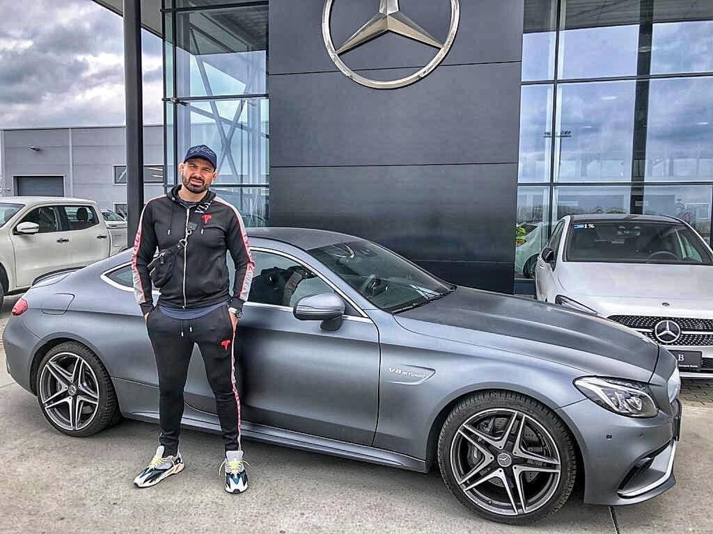 Attila Végh sa teda vozí už v novom Mercedes AMG GT 53 4MATIC. GT 53 je coupé so štyrmi dverami a jeho cena začína na 112-tisíc eur, ale môže sa vyšplhať aj nad 170-tisíc.