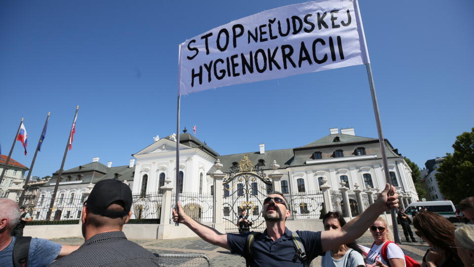 Protest pred Prezidentským palácom sa jemne vymkol z rúk. Dav ľudí blokuje premávku a tá v centre skolabovala.