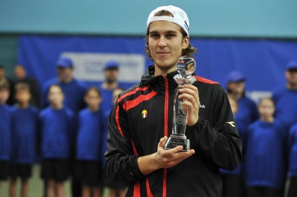 Slovenský tenista Lukáš Lacko s víťaznou trofejou.