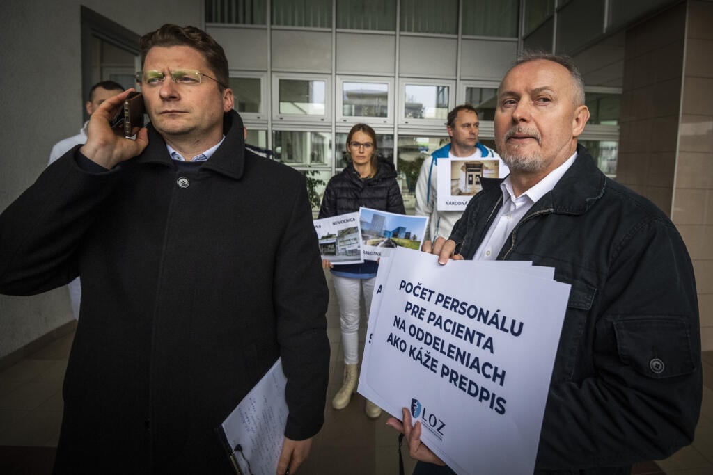 Na snímke sprava predseda Základnej odborovej organizácie LOZ v Detskom kardiocentre – NÚSCH, a.s., Bratislava Ján Sýkora a predseda Lekárskeho odborového združenia (LOZ) Peter Visolajský počas tlačovej konferencie: Reakcia LOZ na stredajšiu ponuku Igora Matoviča v Bratislave 24. novembra 2022. FOTO TASR - Jaroslav Novák