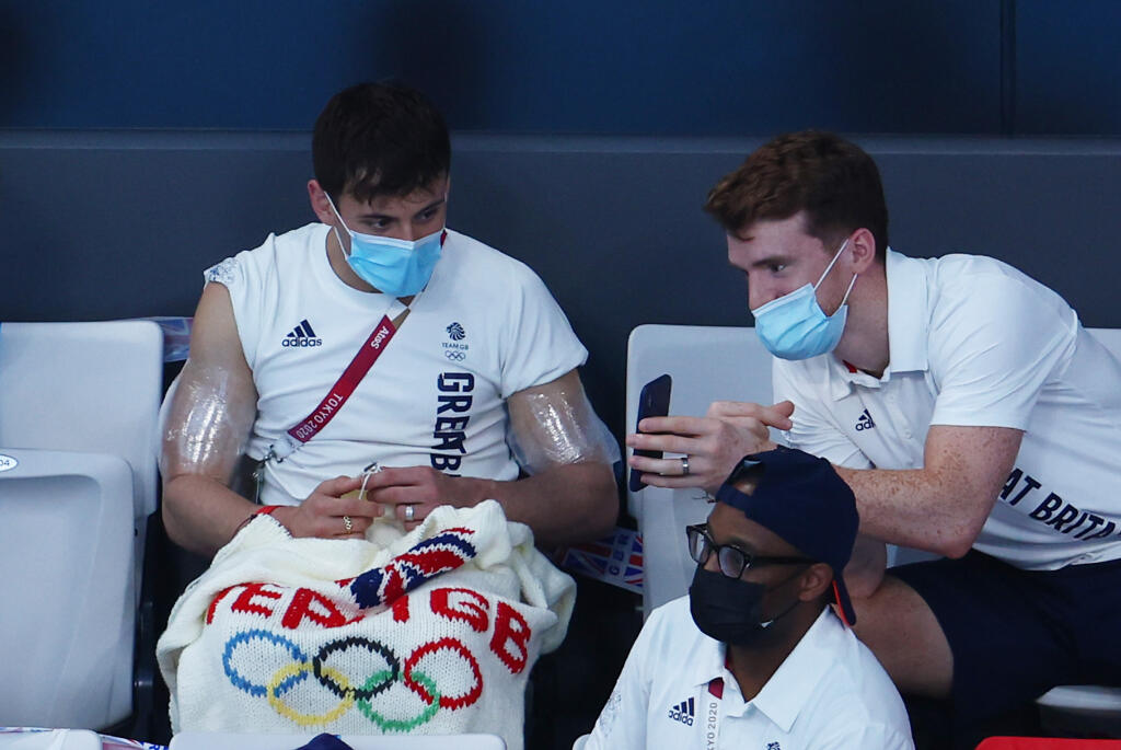 Bez ihlíc a vlny ani na krok. Britský skokan do vody Tom Daley bol na olympiáde stredobodom pozornosti, a to nielen vďaka zisku zlatej medaily. Štrikovanie si zobral aj na tribúnu.