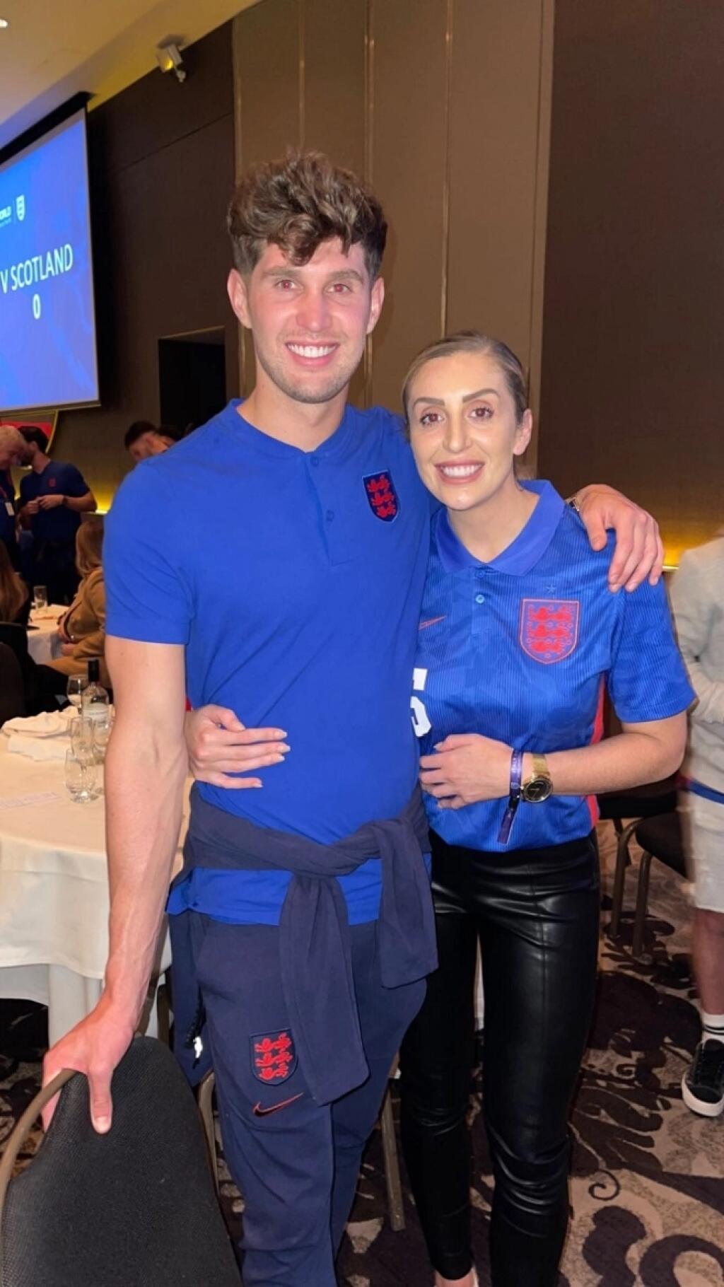 John Stones so svojou sestrou