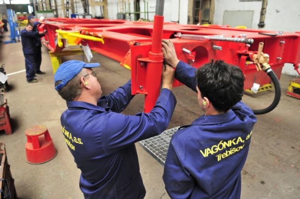 Výsledkom spolupráce slovenských a ruských expertov a výrobcov je nový protopyt nákladného kontajnerového vozòa s typovým oznaèením Sggmrss 90, vyvinutý pod¾a požiadaviek ruského trhu. Vo Vagónke, a. s., Trebišov, sesterskej spoloènosti Tatravagónky Poprad, ho 24. mája 2009  odovzdali zástupcom Ruských železnièných dráh (RŽD).  Snímka z prehliadky Vagónky v Trebišove. FOTO TASR - Milan Kapusta, 24. máj 2009