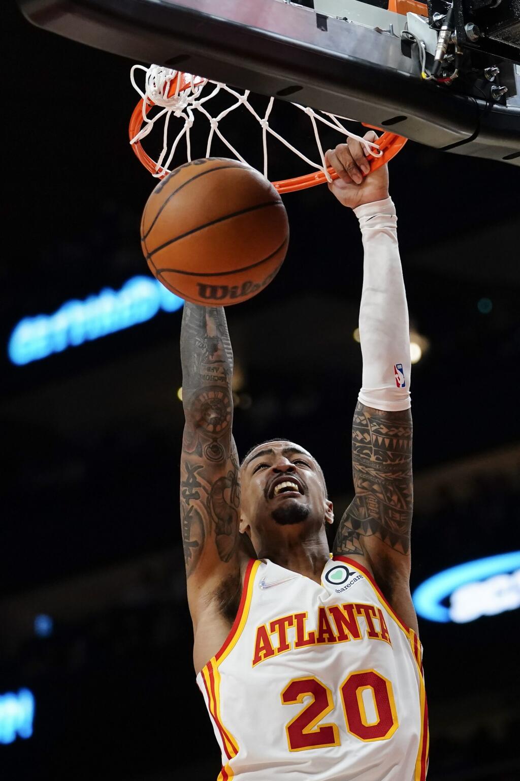 JB 4 Atlanta - Hráč Atlanty Hawks Kevin Knox II smečuje na kôš proti Phoenixu Suns v basketbalovom zápase zámorskej NBA v Atlante 3. februára 2022. FOTO TASR/AP
Atlanta Hawks forward Kevin Knox II (20) scores during the second half of an NBA basketball game against the Phoenix Suns, Thursday, Feb. 3, 2022, in Atlanta. (AP Photo/John Bazemore)