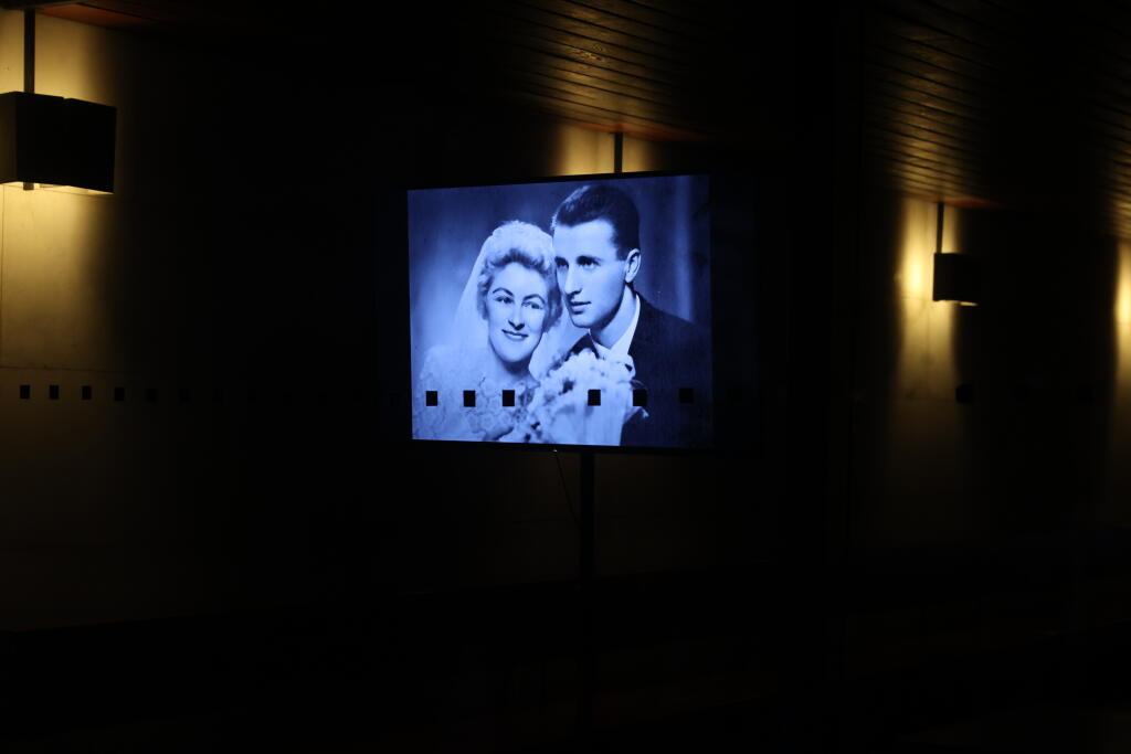Na obrazovke vo vestibule sa premietali staré fotografie Jozefa Vengloša.