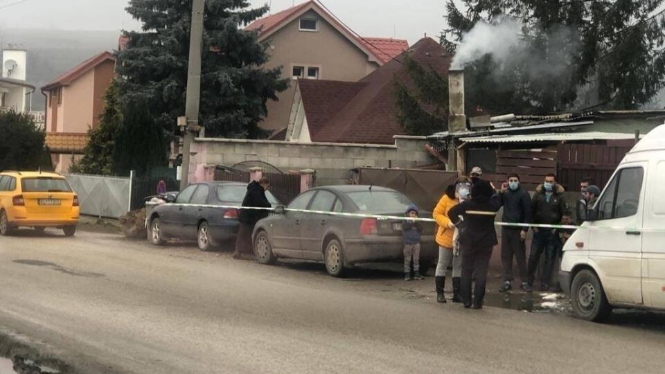 Policajti strážia rómsku osadu v Piešťanoch.