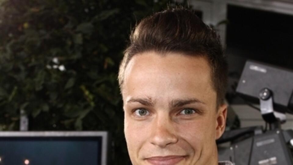 Adam: Luciu
zahŕňa láskou
aj darčekmi.