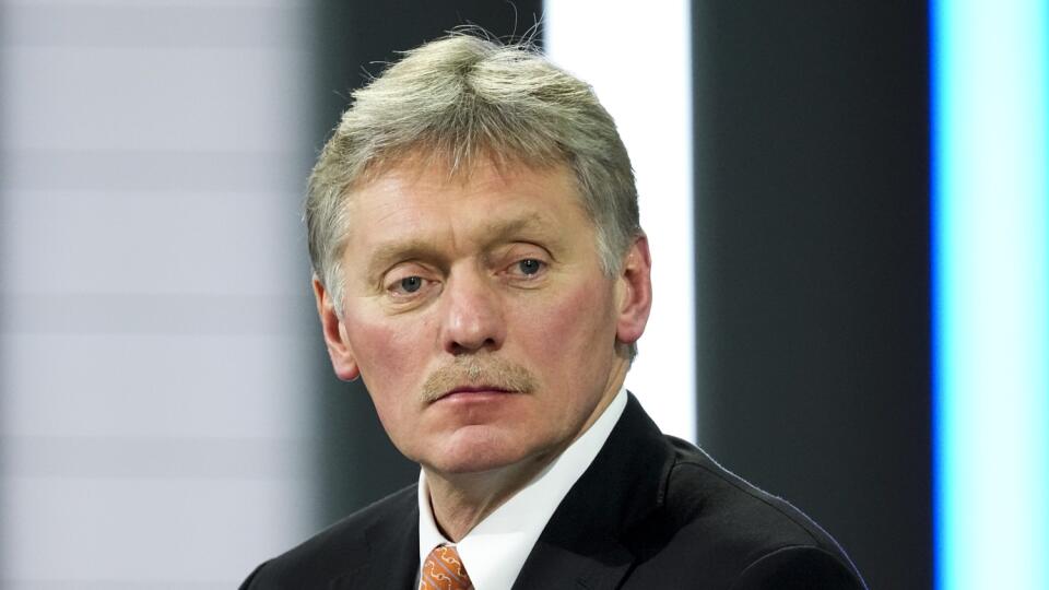 PK 28 Moskva - Na archívnej snímke z 23. decembra 2021 hovorca ruského prezidenta Dmitrij Peskov odpovedá na otázky novinárov pred každoročnou tlačovou konferenciou Vladimira Putina v Moskve. Peskov v pondelok 14. februára 2022 vyhlásil, že Kremeľ je presvedčený, že oficiálne vzdanie sa zámeru Ukrajiny stať sa členom NATO by pomohlo