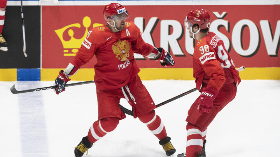 Ťahákom štvrtkového štvrťfinálového programu v Bratislave bude súboj hokejistov Ruska s USA (16.15). 
