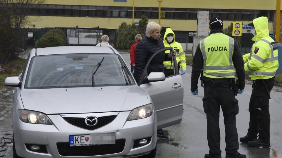 Polícia posilnila kontroly na hraniciach.