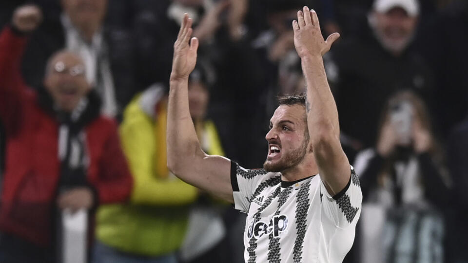 EBE 36 Turín - Na snímke obranca Juventusu Federico Gatti (vpravo) oslavuje gól v zápase štvrťfinále Európskej ligy vo futbale Juventus Turín - Sporting Lisabon (1:0) v Turíne 13. apríla 2023. FOTO TASR/AP
Juventus' Federico Gatti celebrates after scoring to 1-0 during the quarter-final first leg Europa League match between Juventus FC and Sporting Lisbona at the Juventus Stadium in Turin, Italy, Thursday April 13, 2023. (Fabio Ferrari/LaPresse via AP)