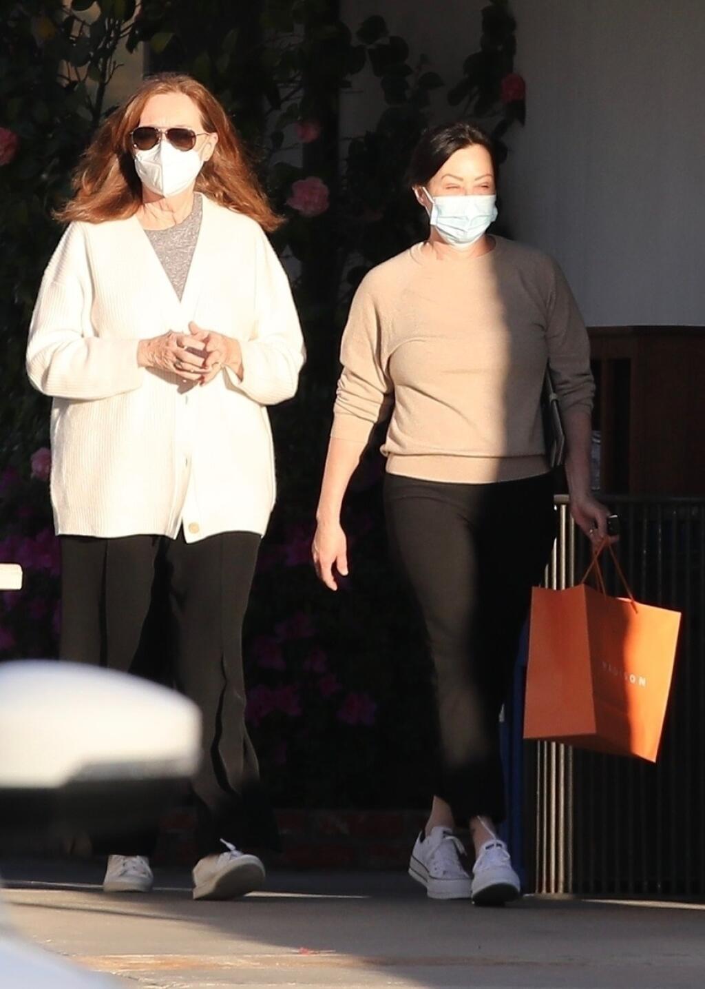 Na nákupy po boku svoje maminky vyrazila v Malibu herečka Shannen Doherty, ktorá bojuje s rakovinou prsníka v poslednom štádiu.