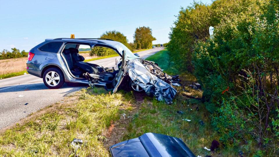 K nehode došlo po tom, ako 18-ročný vodič vozidla Audi A3 pravdepodobne predbiehal pred ním idúce vozidlo, pričom sa nestihol zaradiť do svojho jazdeného pruhu a s vozidlom dostal šmyk.