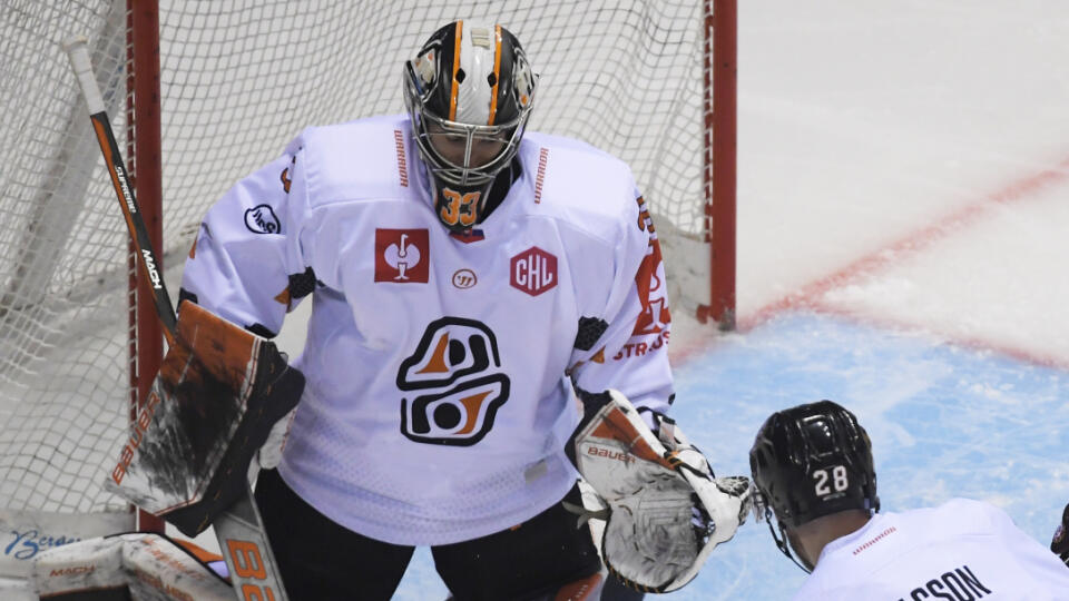 Na snímke vľavo brankár Dominik Riečický (Košice), vpravo Noah Rod (Ženeva) v zápase 2. kola základnej časti hokejovej Ligy majstrov HC Košice - Servette Ženeva.