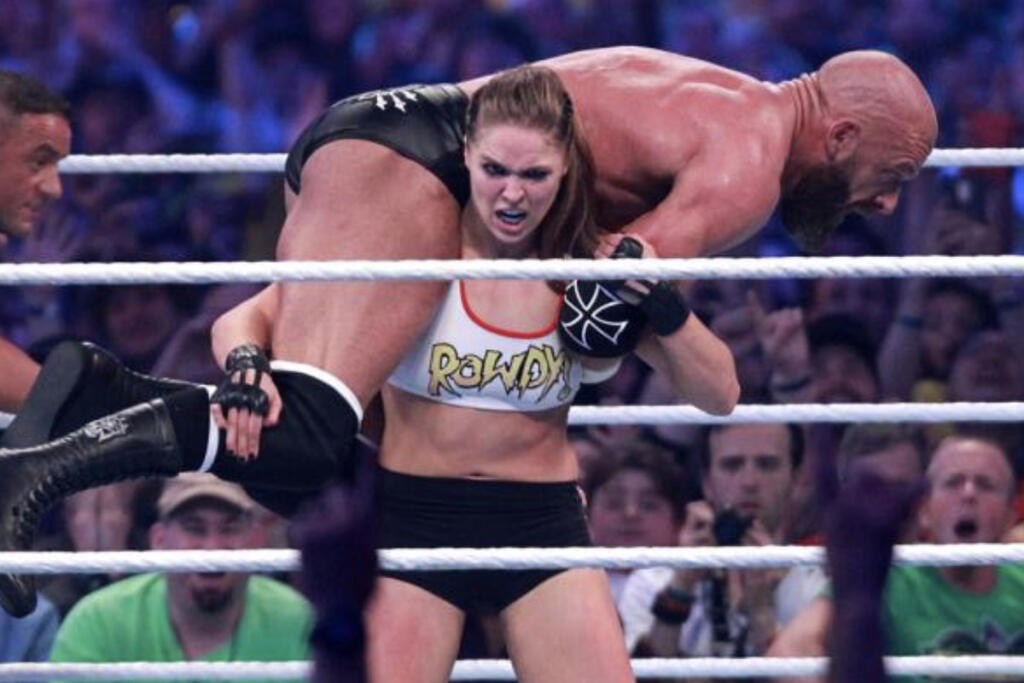 Klietka je dnes pre ňu minulosť, Ronda dnes hviezdi medzi lanami vo wrestlingu. Z obávanej krásky, ktorá pred kamerami ukázala všetko, je „monštrum“. Presne tak totiž v zápasoch vyzerá. Keby ju stretnete na ulici, pustíte do gatí.